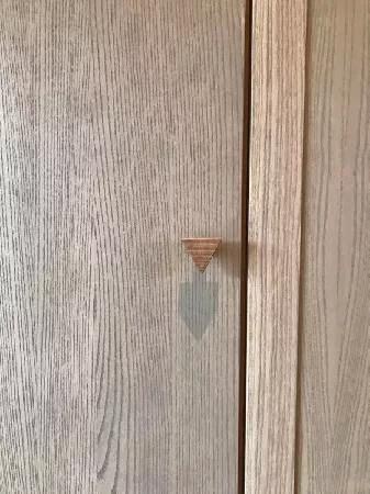 Agencement : Poignée triangle dressing en frêne et frêne-olivier 3.webp