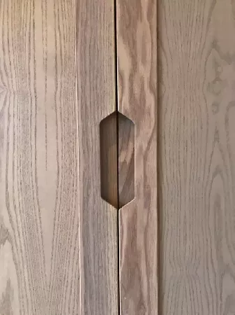 Agencement : Poignée dressing en frêne et frêne-olivier 4.webp