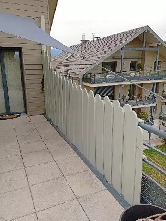 Terrasse : Barrière de terrasse lasurée et toile pare-soleil 48.webp