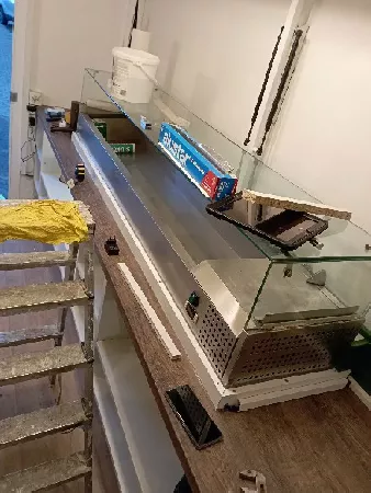 Food-truck : Cadre pour immobiliser une vitrine réfrigérée d'un food-truck 69.webp