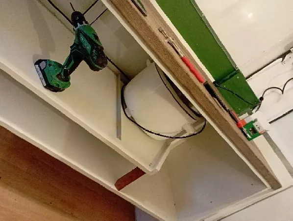 Food-truck : Meuble suspendu deuxième partie d'un food-truck 74.webp